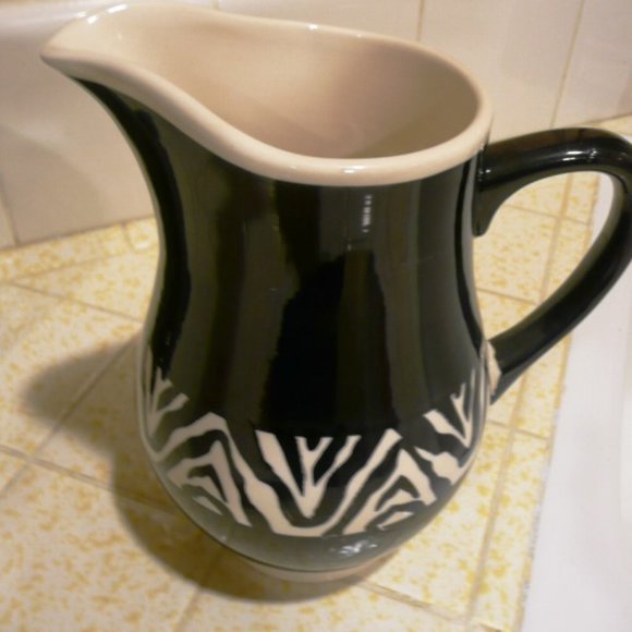 PITCHER BLACK & WHITE CERAMIC/STONEWARE - Picture 1 of 3